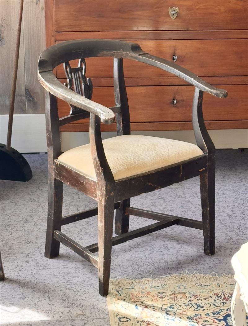 Tuscan armchair, neoclassical lines and aged patina.