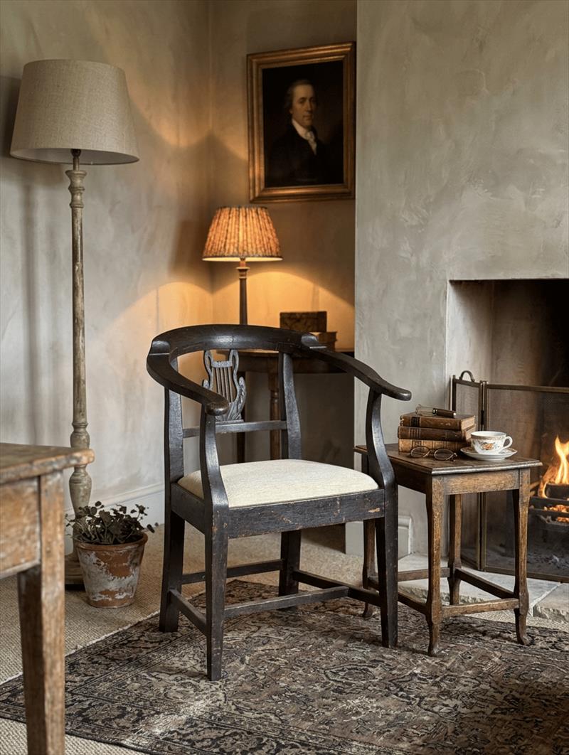 Tuscan armchair, neoclassical lines and aged patina.