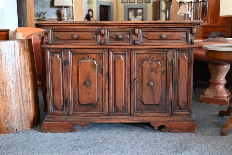 17th-century Tuscan–Emilian walnut credenza