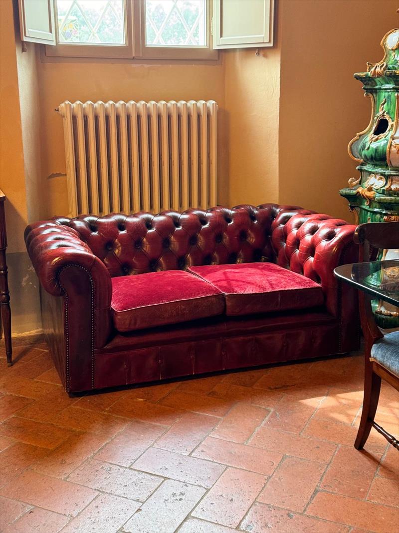 Distillato di Eleganza Inglese – Chesterfield Rosso degli anni ’30
