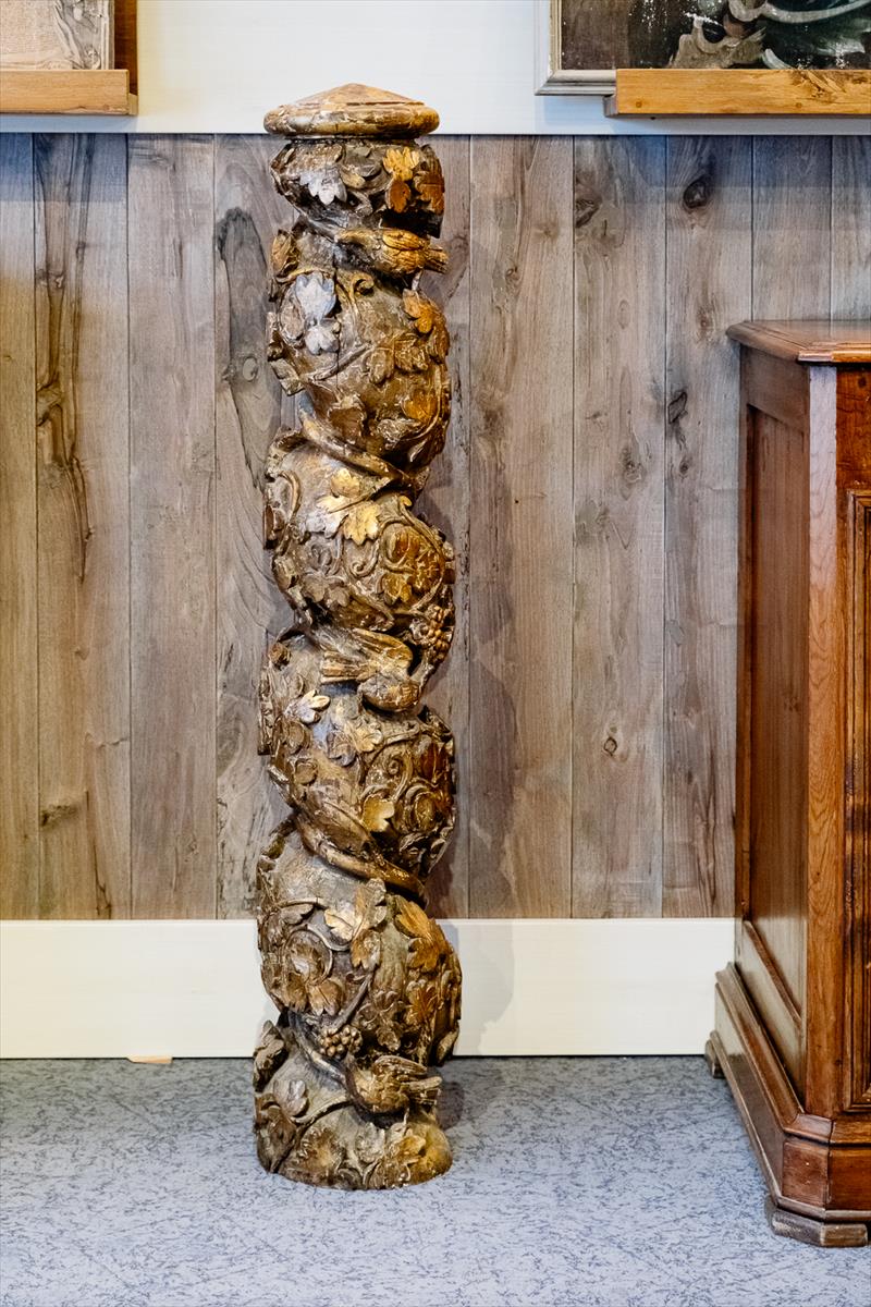 Colonna dorata intagliata a tralci, fasto barocco