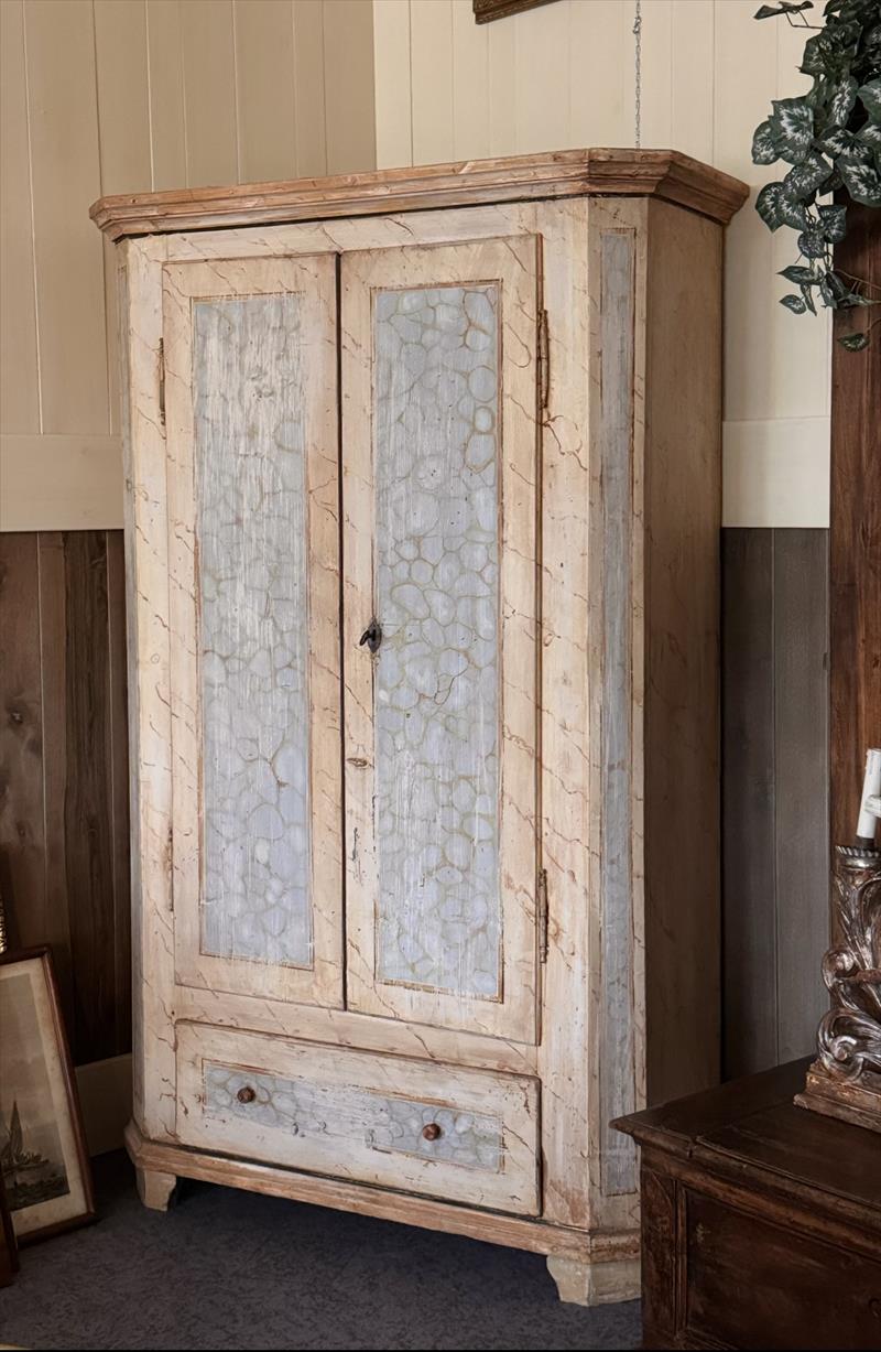 Painted 18th-century cabinet 18th-century painted cupboard