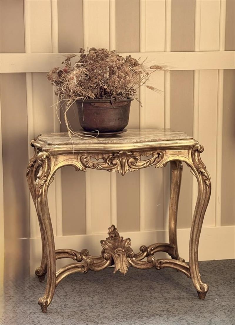 Small biscuit-shaped guéridon in gilt wood and onyx: 19th-century charm
