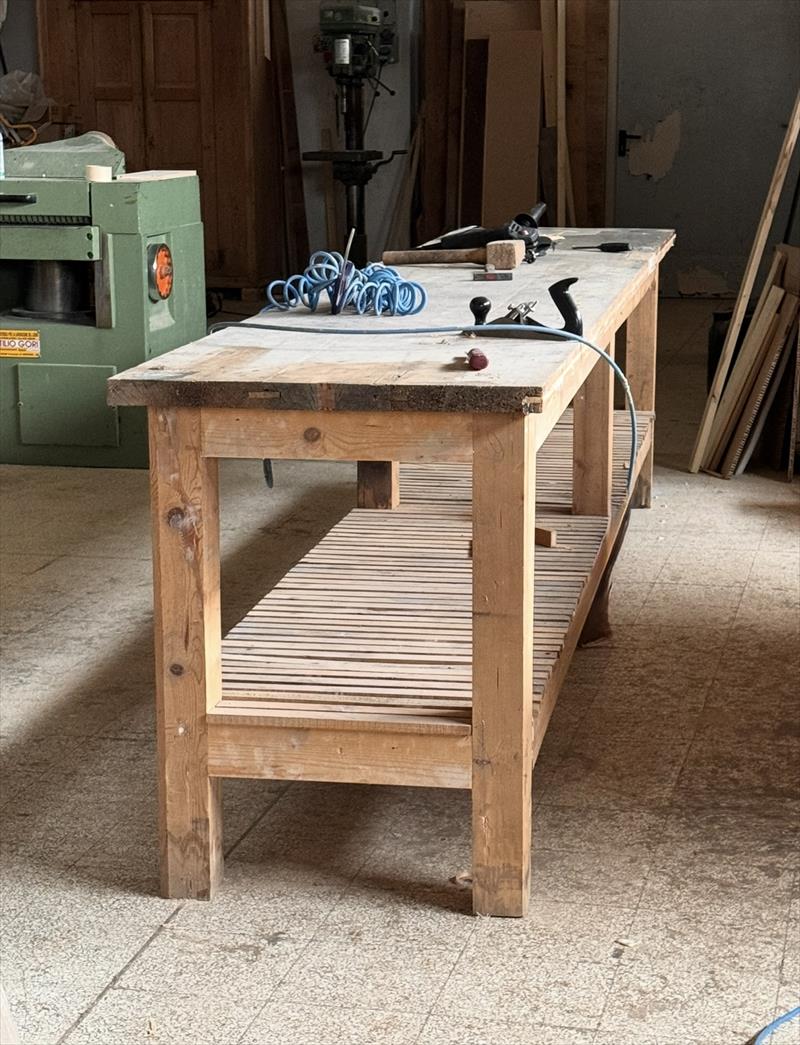 Long fir table, the rugged charm of a work companion