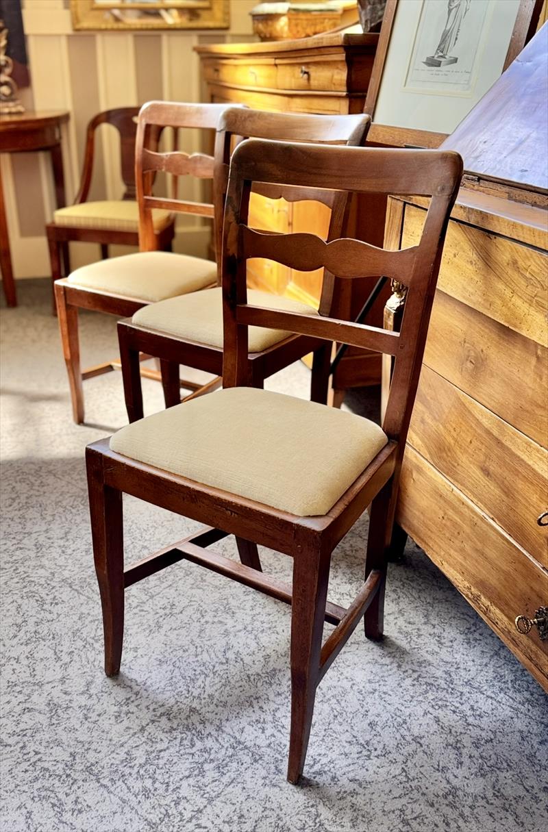 Set of seven sturdy Tuscan cherrywood chairs, early 19th century